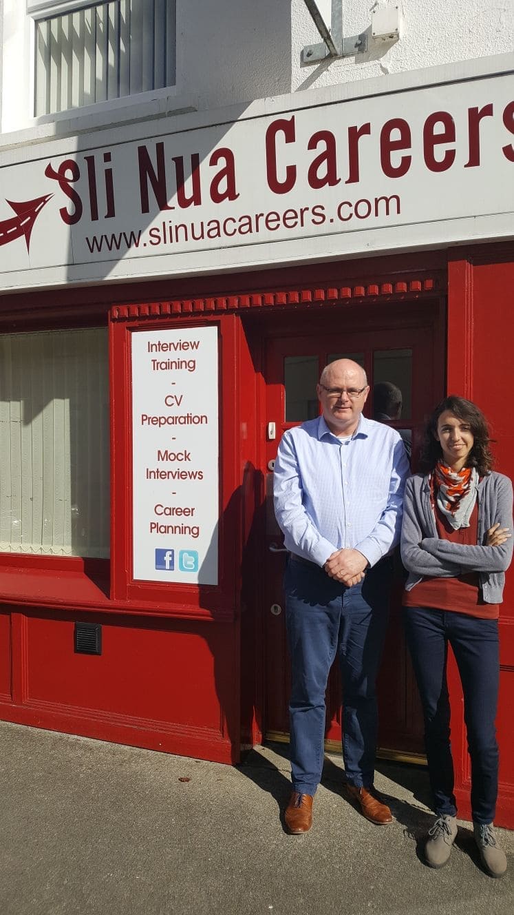 Liam Horan y Paula Ballester en la entrada de Sli Nua Careers.